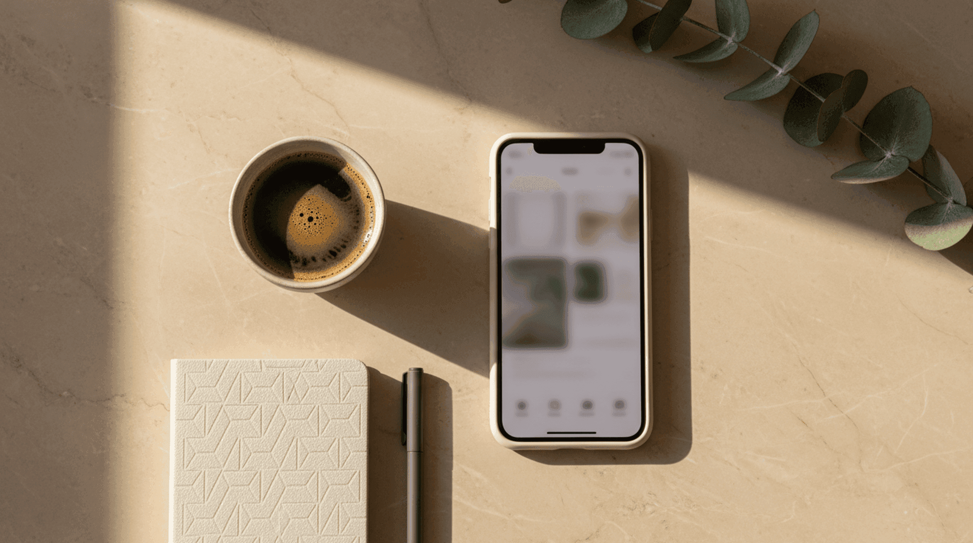 Smartfon z otwartym profilem na Instagramie leżący obok laptopa ze stroną do rezerwacji
